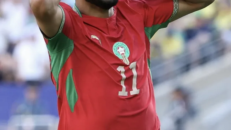 Ismael Saibari: WM-Debüt mit Traumtor gegen Brasilien — Football Ismael Saibari im marokkanischen Trikot springt zum Kopfball, während brasilianische Verteidiger verzweifelt versuchen, ihn zu stoppen, im
