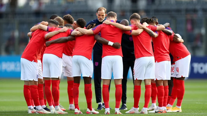 Englische Nationalspieler jubeln auf dem Spielfeld mit Trainer Thomas Tuchel im Hintergrund vor einer jubelnden Menschenmenge