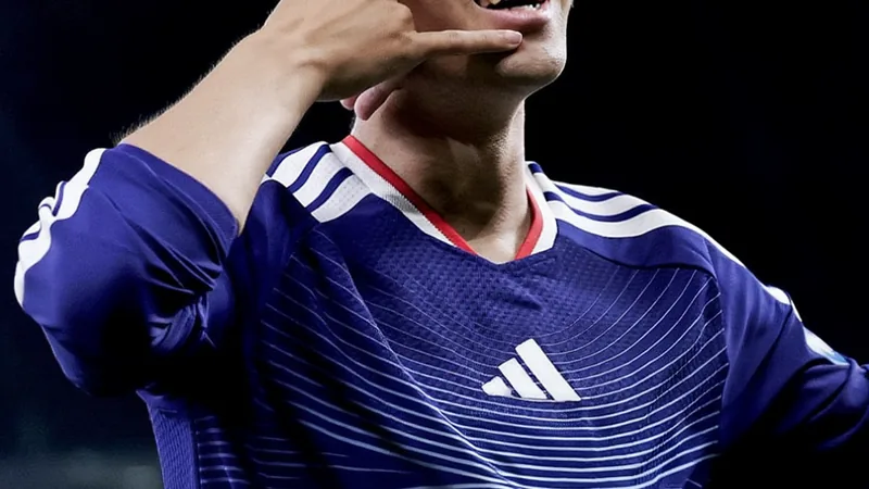 Japan besiegt Tunesien zum vierten Mal in Folge — Football World Cup Japanische Nationalspieler in blauen Trikots jubeln nach einem Tor gegen Tunesien im ausverkauften Nationalstadion in Tokio bei Nacht