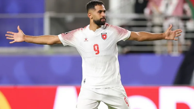 Jordanien feiert historisches Premierentor bei der WM — Football Jordanische Spieler jubeln nach dem historischen Premierentreffer bei der FIFA-Weltmeisterschaft im Stadion — latest news and analysis.