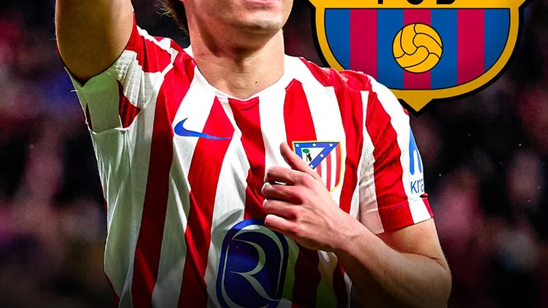Julián Álvarez drängt auf Transfer: Traum von Barça — Football World Julián Álvarez im Trikot von Manchester City, der den Ball kontrolliert, im Hintergrund das Stadion Etihad Stadium in Manchester