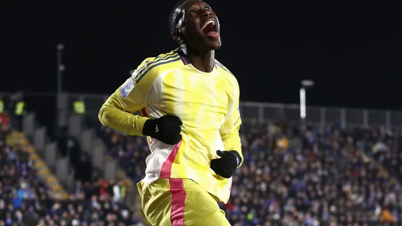 Randal Kolo Muani im Juventus-Trikot jubelt im Stadion, im Hintergrund die weiße und schwarze Fankurve von Juventus Turin.