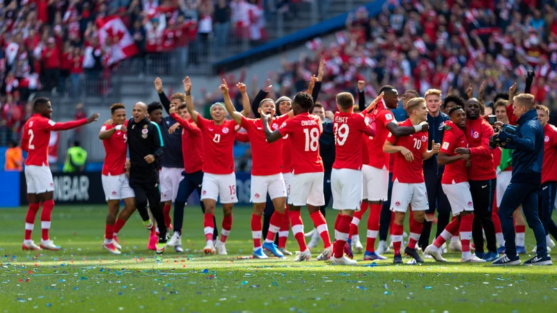 Kanadische Fußballspieler in roten Trikots verlassen nach der 1:2-Niederlage gegen die Schweiz enttäuscht den Rasen im BC Place in Vancouver.