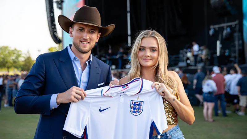 Harry Kane in einem Konzertsaal neben der Country-Sängerin Ella Langley, die ein englisches Trikot hält — latest news and analysis.
