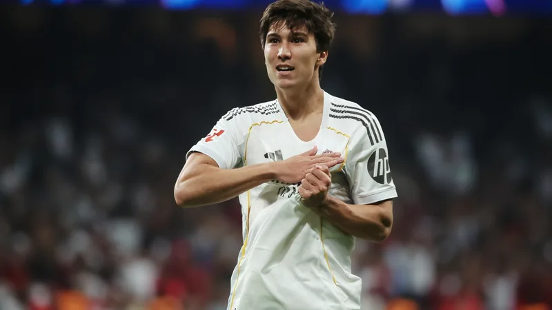 Keine Einigung zwischen Como und Real Madrid über Gonzalo García Ein junger Fußballspieler im Trikot von Real Madrid läuft auf dem Spielfeld, im Hintergrund das Stadion Santiago Bernabéu.
