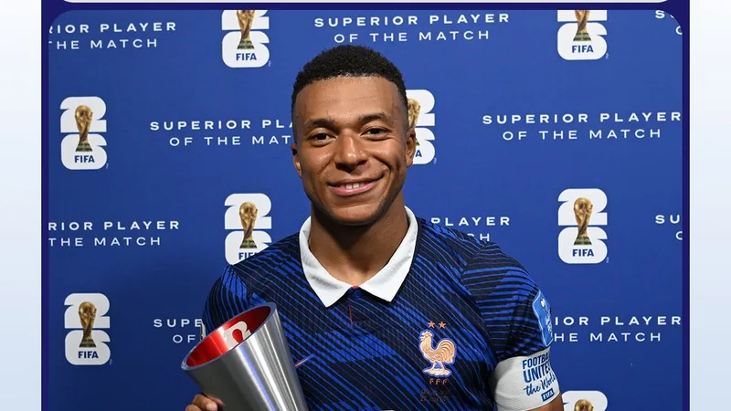 Kylian Mbappé erhält Trophäe als bester Spieler des Spiels — Football Kylian Mbappé jubelt mit der Trophäe als bester Spieler des Spiels im Stadion, im Hintergrund jubelnde Fans und Flutlicht.