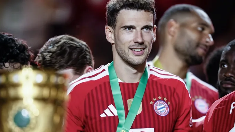 Leon Goretzka priorisiert europäische Klubs trotz MLS-Interesse Leon Goretzka im Trikot des FC Bayern München auf dem Spielfeld, konzentriert den Ball führend, im Hintergrund Stadionatmosphäre.