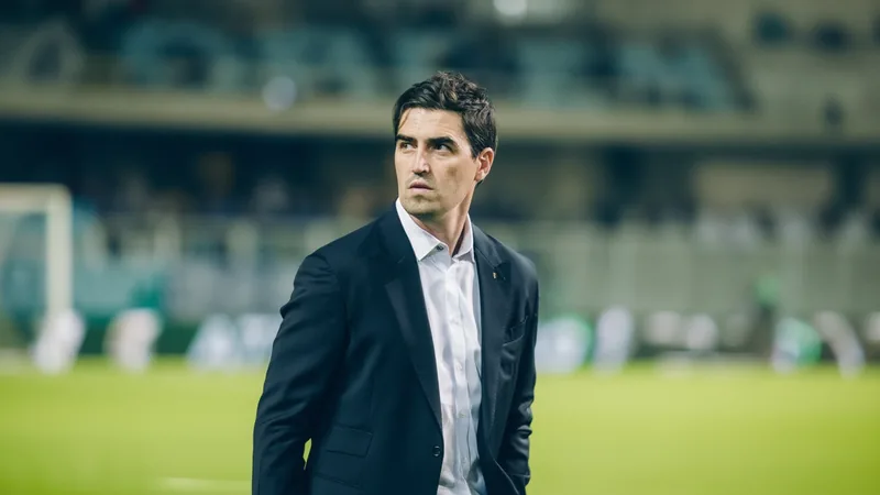 Liverpool einigt sich mit Andoni Iraola als neuem Cheftrainer Andoni Iraola in Trainingskleidung an der Seitenlinie eines Fußballplatzes, im Hintergrund das Stadion von Liverpool — latest news and analysis.