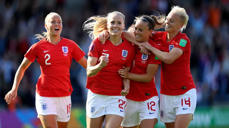Löwinnen treffen in WM-Play-offs auf Griechenland — Football World Englische Lionesses-Spielerinnen in weißen Trikots jubeln nach einem Tor, im Hintergrund griechische Spielerinnen in blauen Trikots.
