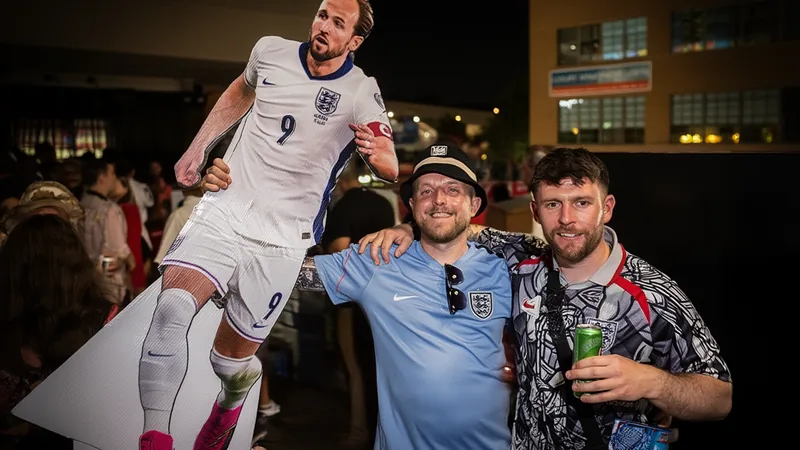 Englische Nationalspieler Noni Madueke und Anthony Gordon im Training mit Trikot, dahinter Trainer Gareth Southgate — latest news and analysis.