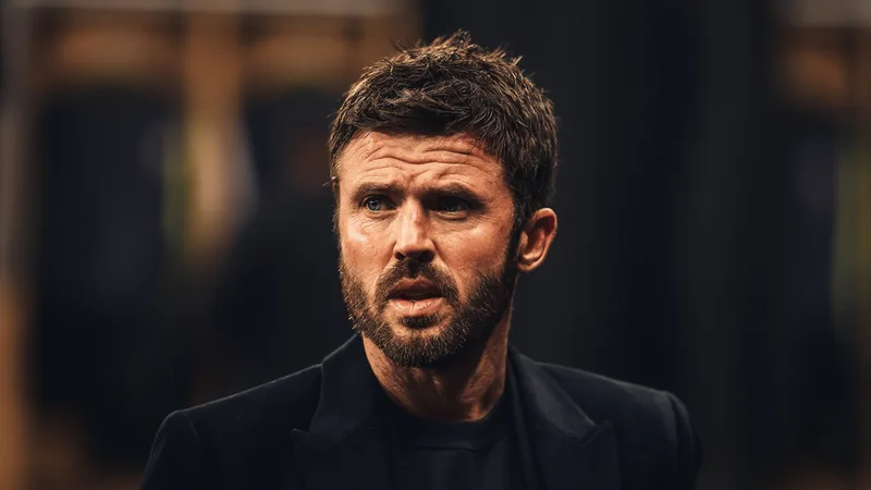 Man Uniteds Mittelfeldpläne von Ugarte-Verletzung unberührt Manchester United Spieler Manuel Ugarte im Mittelfeldkampf, mit besorgtem Gesichtsausdruck, während Teamkollegen im Hintergrund trainieren.