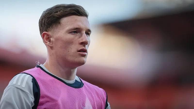 Manchester City bietet für Elliot Anderson – Nottingham Forest lehnt Elliot Anderson im Trikot von Nottingham Forest während eines Premier-League-Spiels, mit konzentriertem Blick und Ball am Fuß.