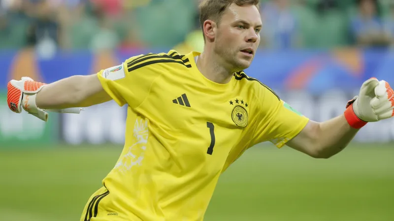 Manuel Neuer im Tor der deutschen Nationalmannschaft bei einem WM-Spiel, jubelnd mit erhobenen Armen — latest news and analysis.