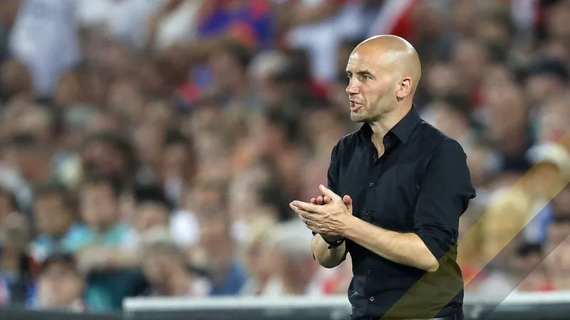 Marítimo verpflichtet Ex-ManUnited-Assistent van der Gaag als Mitchell van der Gaag im Trainingsanzug von Marítimo auf dem Trainingsplatz auf Madeira, im Hintergrund das Stadion und Palmen