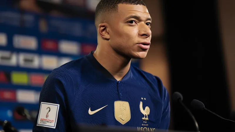 Mbappé zu möglichem Finale gegen Argentinien: „Wir werden Kylian Mbappé im französischen Trikot, entschlossen blickend, im Hintergrund das Spielfeld eines vollen Stadions bei Nacht.
