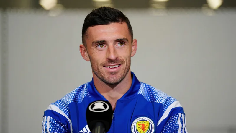 John McGinn im schottischen Nationaltrikot jubelt nach einem Tor im Hampden Park in Glasgow vor jubelnden Fans. — latest news and analysis.