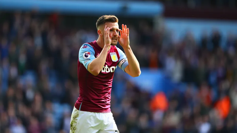 John McGinn im schottischen Trikot formt mit seinen Händen eine Schutzbrille vor den Augen, während er auf dem Rasen jubelt.