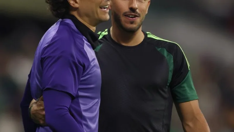 Mexikanischer Torwart Guillermo Ochoa im Torwarttrikot im Estadio Azteca, winkt den Fans zu, im Hintergrund mexikanische Flaggen.