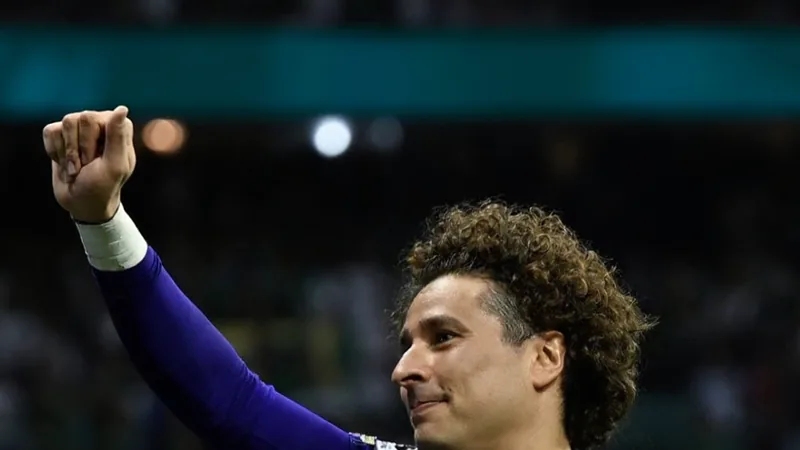 Memo Ochoa im Tor der mexikanischen Nationalmannschaft im Aztekenstadion, winkt den Fans zu, im Hintergrund die ausverkauften Ränge.