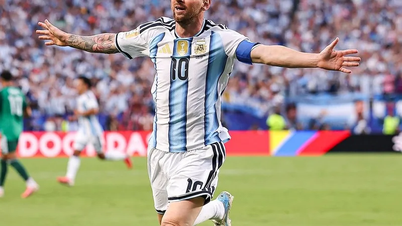 Lionel Messi im Trikot der argentinischen Nationalmannschaft, nachdenklich blickend, im Hintergrund ein Fußballfeld mit diffusen Lichtern