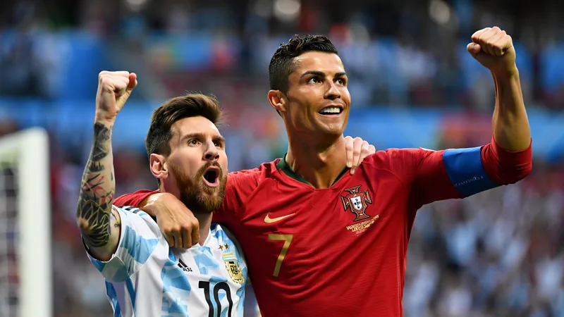 Lionel Messi im Trikot Argentiniens und Cristiano Ronaldo im Portugal-Trikot nebeneinander auf einem Fußballfeld, beide jubeln mit erhobenen Armen.