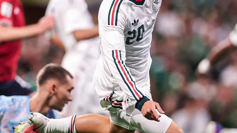 Mexikanische Nationalspieler jubeln nach einem Tor im WM-Gruppenspiel, im Hintergrund das Stadion mit jubelnden Fans in grünen Trikots