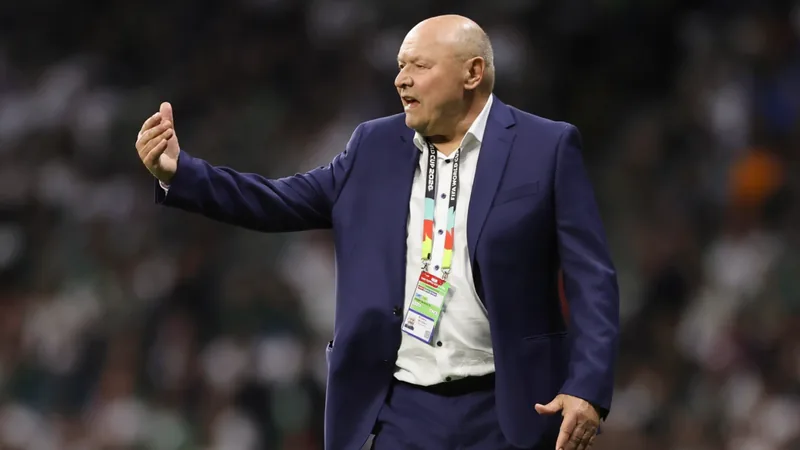 Miroslav Koubek, tschechischer Nationaltrainer, verlässt ein Pressegespräch nach seinem Rücktritt, im Hintergrund das Stadion in Prag.