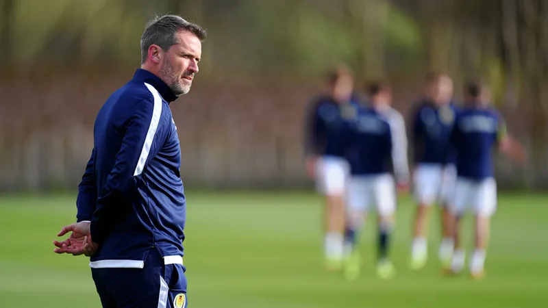 Clarkes Schottland-Zeitleiste: Neuer Vertrag, Rücktritt — Football Steve Clarke in schottischer Trainerkleidung an der Seitenlinie, mit ernstem Blick, im Hintergrund ein Fußballstadion. — latest news and analysis.