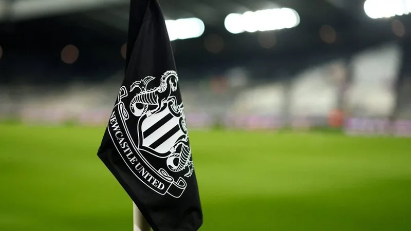 Steve Nickson im Trainingsanzug von Newcastle United auf dem Rasen des St. James' Park, im Hintergrund die Stadiontribünen.