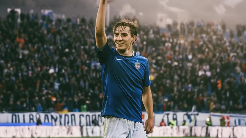 Nico Paz im Trikot von Como, jubelnd nach einem Tor, im Hintergrund das Stadion Giuseppe Sinigaglia in Como. — latest news and analysis.