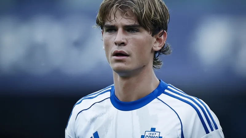 Nico Páz: Como und Real Madrid verhandeln nächste Woche — Football Nico Páz im Trikot von Como 1907 während eines Serie-A-Spiels, mit konzentriertem Blick und Ball am Fuß. — latest news and analysis.