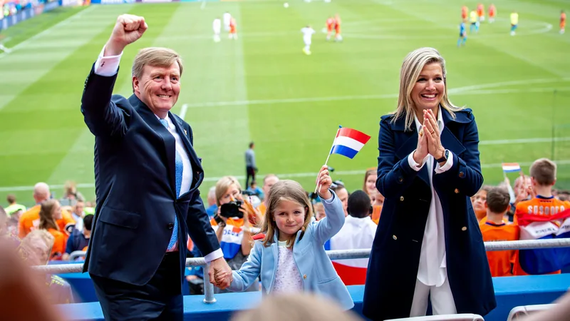 Niederländisches Königshaus feiert zwei WM-Erfolge — Football World König Willem-Alexander, Königin Máxima und Prinzessin Ariane jubeln im Stadion in Houston über den Sieg der Niederlande gegen Schweden bei der