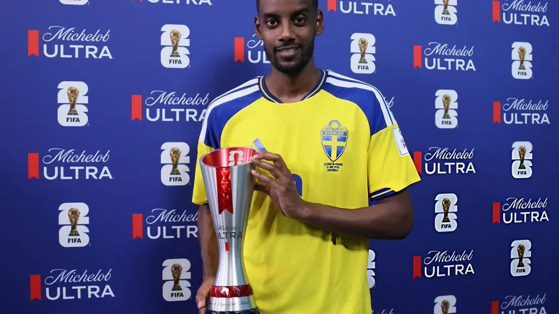 Alexander Isak zum Spieler des Spiels gekürt — Football World Cup News Alexander Isak im schwedischen Nationaltrikot jubelt nach einem Tor im Freundschaftsspiel gegen Tunesien — latest news and analysis.