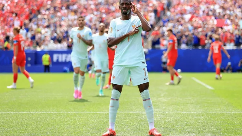 Ousmane Dembélé im Trikot der französischen Nationalmannschaft jubelt nach einem Tor im WM-Qualifikationsspiel gegen Gibraltar.
