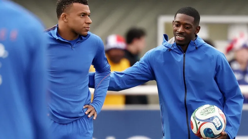 Ousmane Dembélé verteidigt Kylian Mbappé gegen Kritik — Football Ousmane Dembélé und Kylian Mbappé im Trikot von Paris Saint-Germain auf dem Fußballplatz, im Hintergrund das Stadion — latest news and analysis.