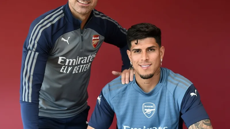 Piero Hincapié im Trikot von Bayer Leverkusen, der den Ball kontrolliert, im Hintergrund das Stadion der Werkself. — latest news and analysis.