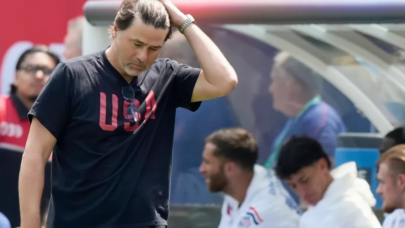 Mauricio Pochettino in Trainingskleidung an der Seitenlinie, im Hintergrund US-Fußballspieler auf dem Rasen, Stadionatmosphäre bei einem Länderspiel.