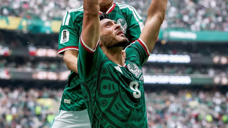 Raúl Jiménez kniet nach seinem Tor nieder und blickt mit Tränen in den Augen zum Himmel, während seine mexikanischen Teamkollegen ihn umarmen.