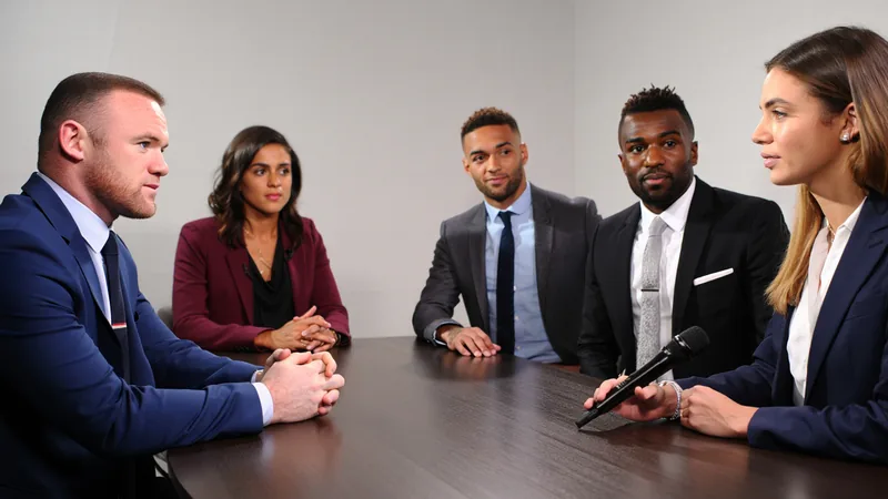 Englands Flügelspieler für die WM: Rooney, Walcott und Defoe Wayne Rooney, Theo Walcott und Jermain Defoe sitzen in einem Fernsehstudio und diskutieren über englische Flügelspieler.
