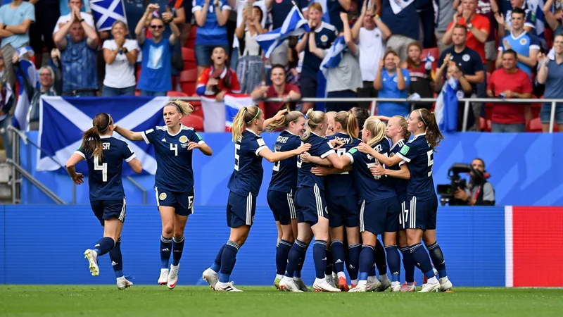 Schottlands WM-Chancen: Usbekistan gegen DR Kongo? — Football World Schottische Fans in Tartan-Kleidung jubeln im Stadion, während auf dem Spielfeld schottische Spieler gegen Brasilien kämpfen.