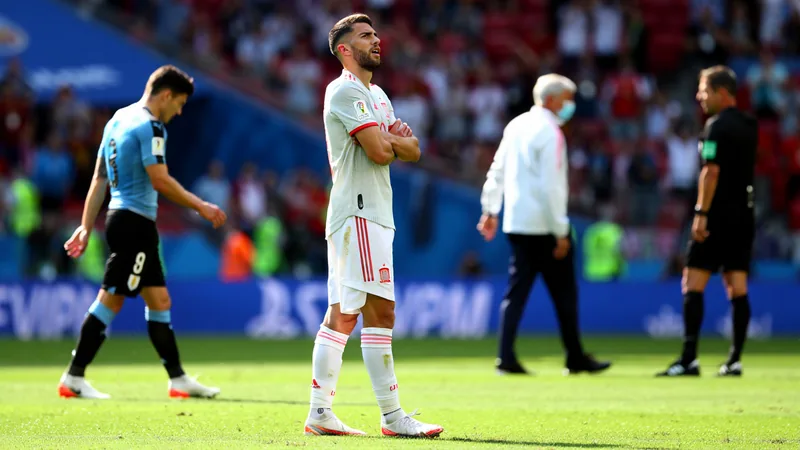 Nico Williams kritisiert rücksichtsloses Foul — Football World Cup Nico Williams im Trikot der spanischen Nationalmannschaft, der nach einem Foul verletzt am Boden liegt, während Gegenspieler weggehen.