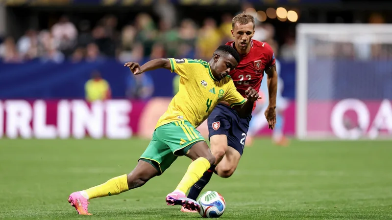 Südafrika erkämpft spätes Remis gegen Tschechien — Football World Cup Teboho Mokoena von Südafrika schießt einen Elfmeter im Atlanta Stadium, während tschechische Spieler die Mauer bilden. — latest news and analysis.
