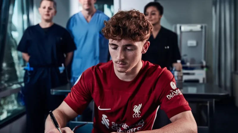 Überraschungsdeal: Liverpool aktiviert Ausstiegsklausel für Víctor Víctor Muñoz im Trikot seines vorherigen Vereins auf dem Fußballplatz, im Hintergrund das Stadion von Liverpool. — latest news and analysis.