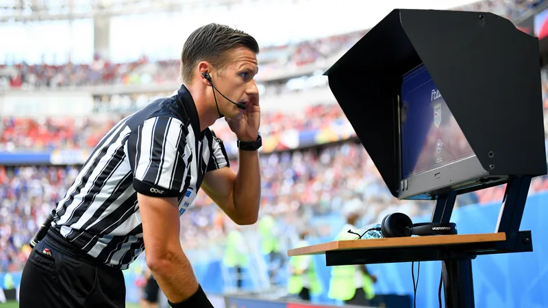 VAR schreibt Geschichte: Verwechslung bei Gelber Karte sorgt für Schiedsrichter Danny Makkelie am VAR-Monitor im SoFi Stadium während des WM-Spiels USA gegen Paraguay — latest news and analysis.