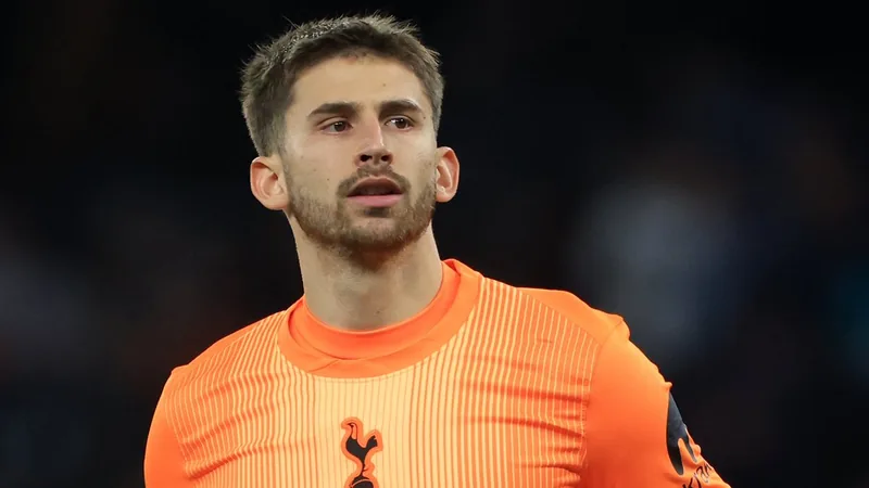 Guglielmo Vicario im Torwarttrikot von Tottenham Hotspur während eines Premier-League-Spiels im Stadion — latest news and analysis.
