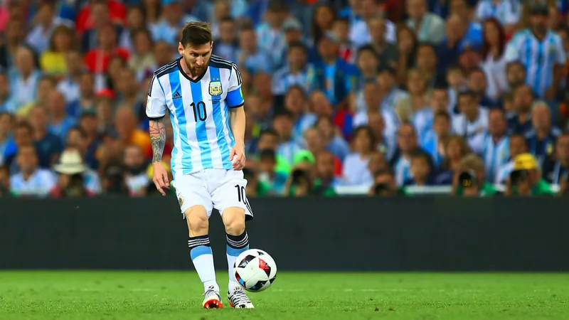 Messi bei der WM 2026: Vom Flügelstürmer zum schlendernden Veteran Lionel Messi im argentinischen Trikot läuft langsam über den Rasen, im Hintergrund das Kansas City Stadium, bereit für das WM-Spiel gegen Algerien.