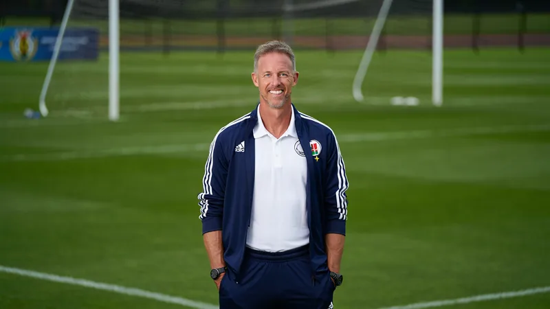 Von Belfast zur WM – McDermotts amerikanische Odyssee — Football Mick McDermott in Ghana-Trainingskleidung auf einem Fußballplatz in Rhode Island, USA, mit Spielern im Hintergrund — latest news and analysis.