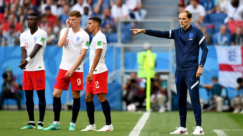 Thomas Tuchel gestikuliert in der Kabine vor der englischen Nationalmannschaft während einer Halbzeitansprache — latest news and analysis.