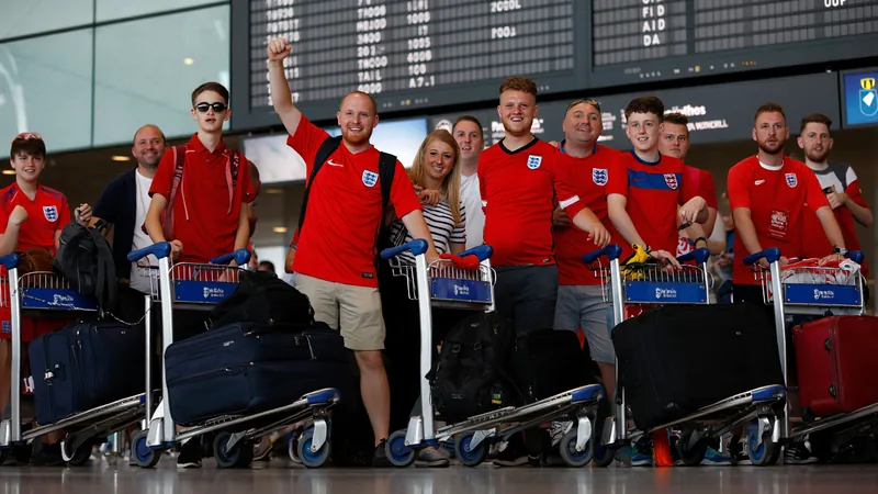 Englische Fans fiebern der WM 2026 entgegen — Football World Cup News Englische Fußballfans mit Trikots und Fahnen am Flughafen Gatwick vor dem Abflug zur WM 2026 — latest news and analysis.