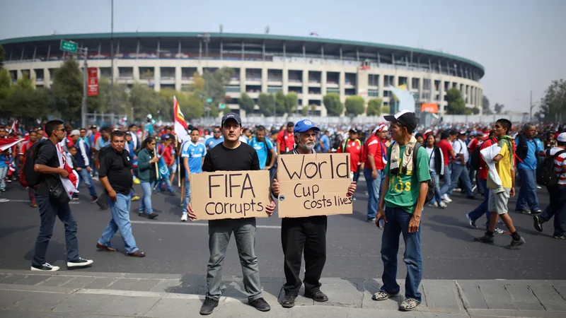 Protestierende mit Plakaten vor dem Aztekenstadion in Mexiko-Stadt während der WM-Vorbereitungen — latest news and analysis.